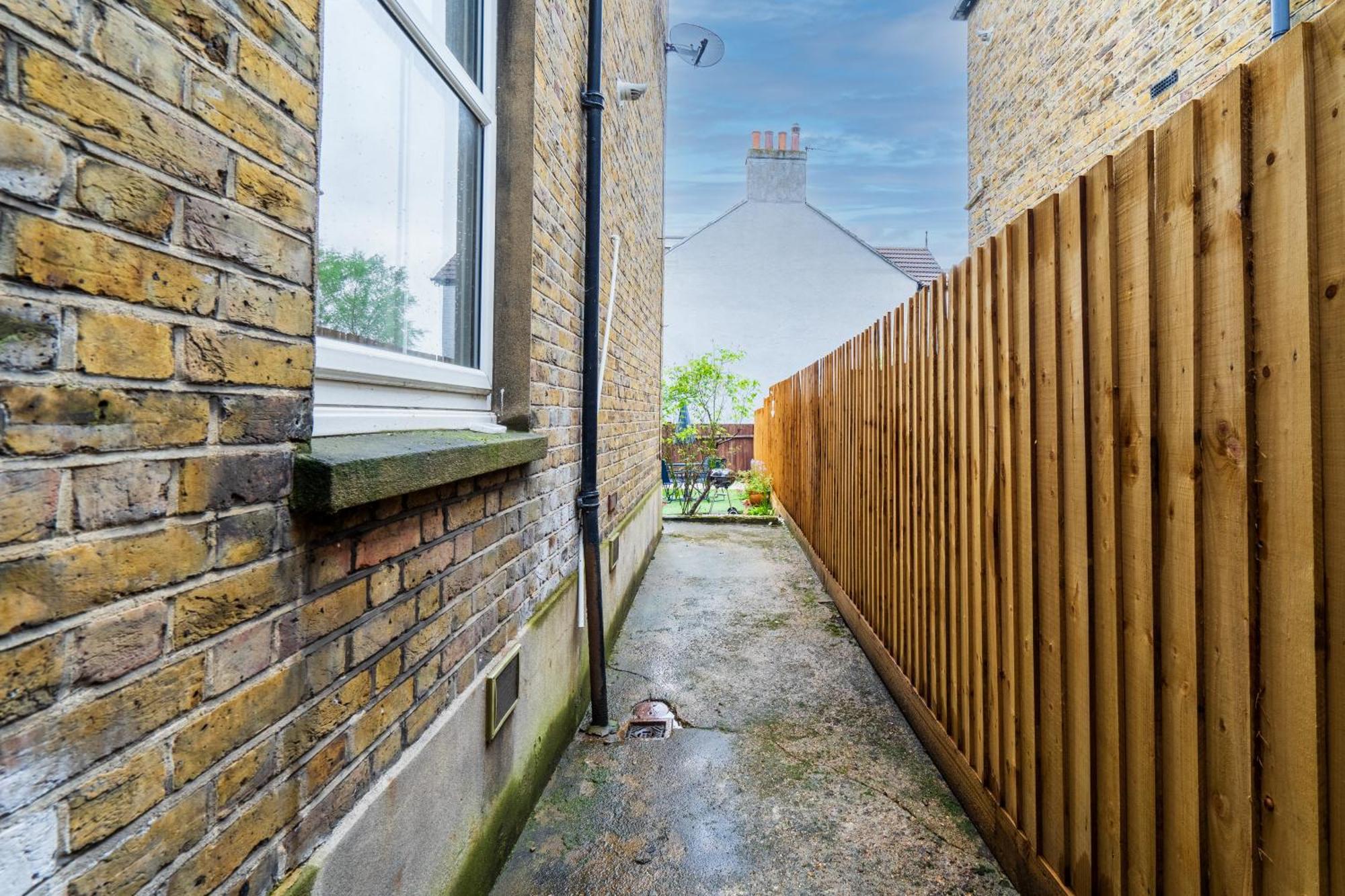 Modern 3 Bedroom In Wimbeldon Park Appartement Londen