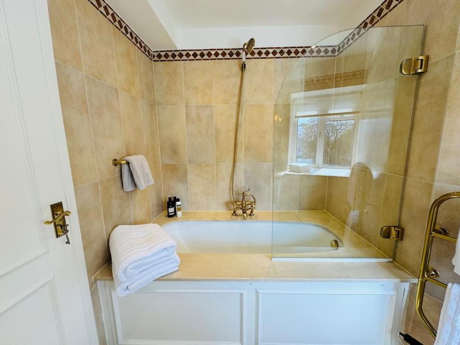 South Kensington Luxury 2 Bedroom Apartment London
