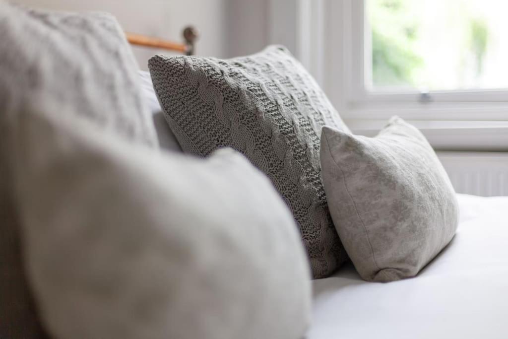 Prime Location - Stylish In Barons Court Apartment
