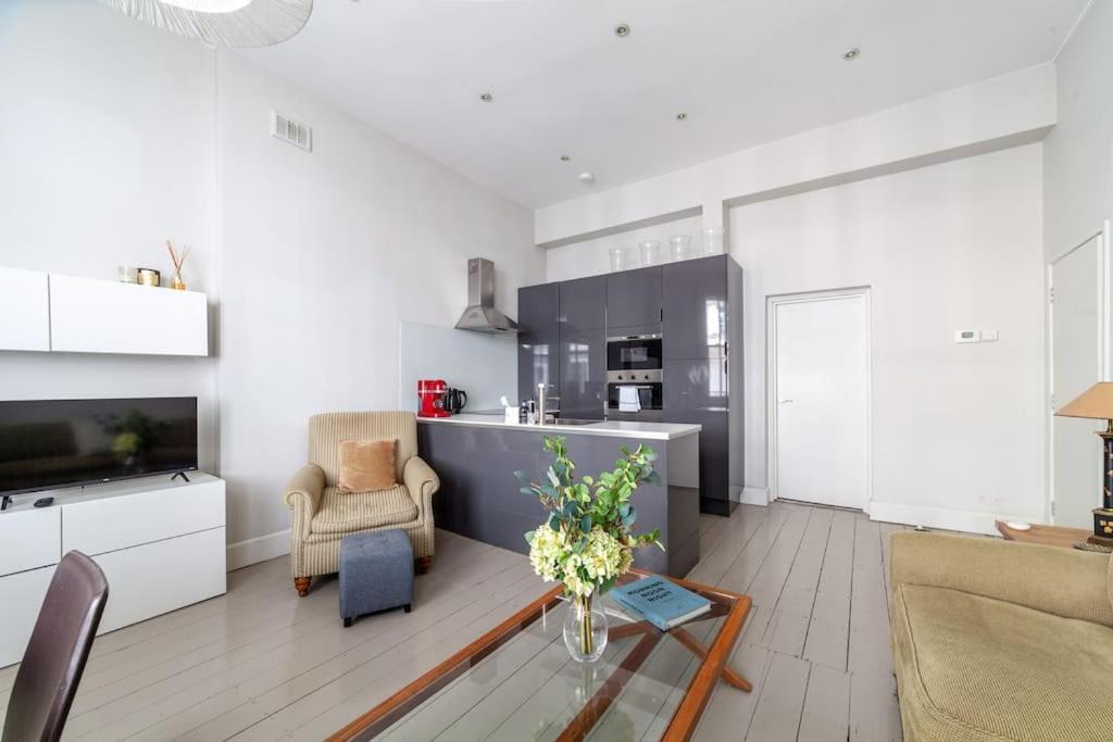 Prime Location - Stylish In Barons Court *