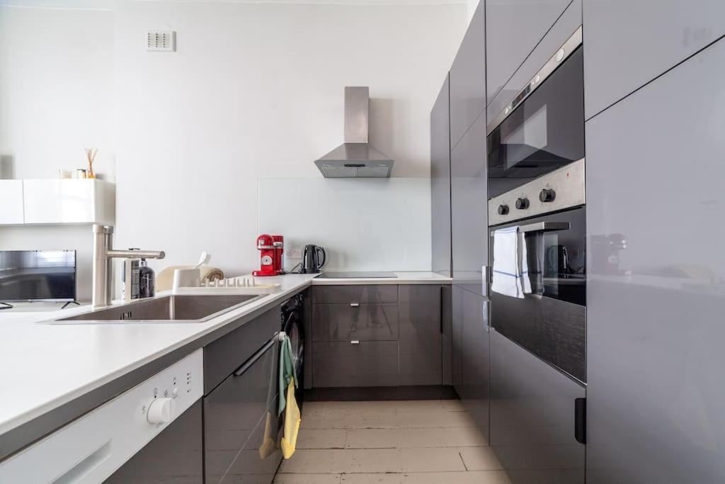 Prime Location - Stylish In Barons Court Apartment