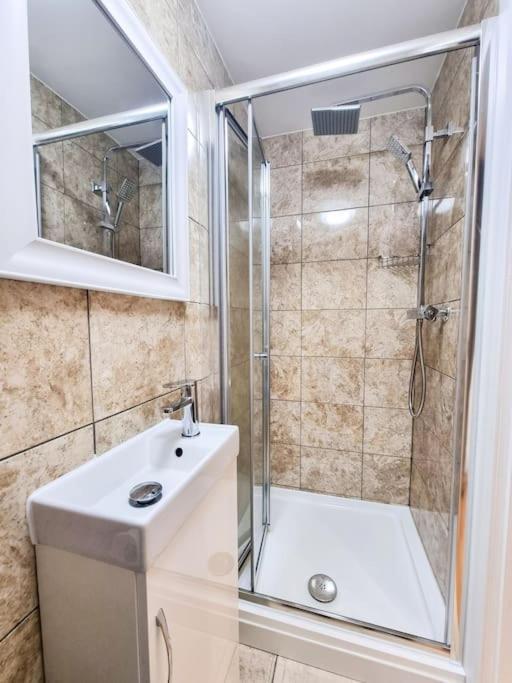 Stylish And Cosy 2 In W Private Parking Appartement Londen