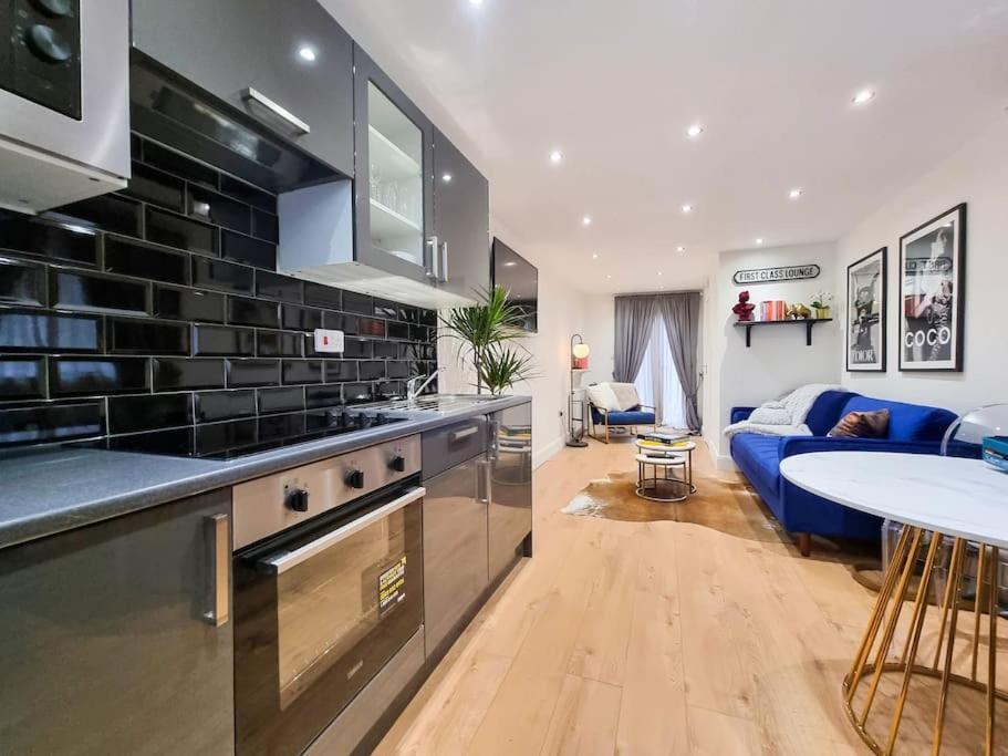 Stylish And Cosy 2 In W Private Parking Londen