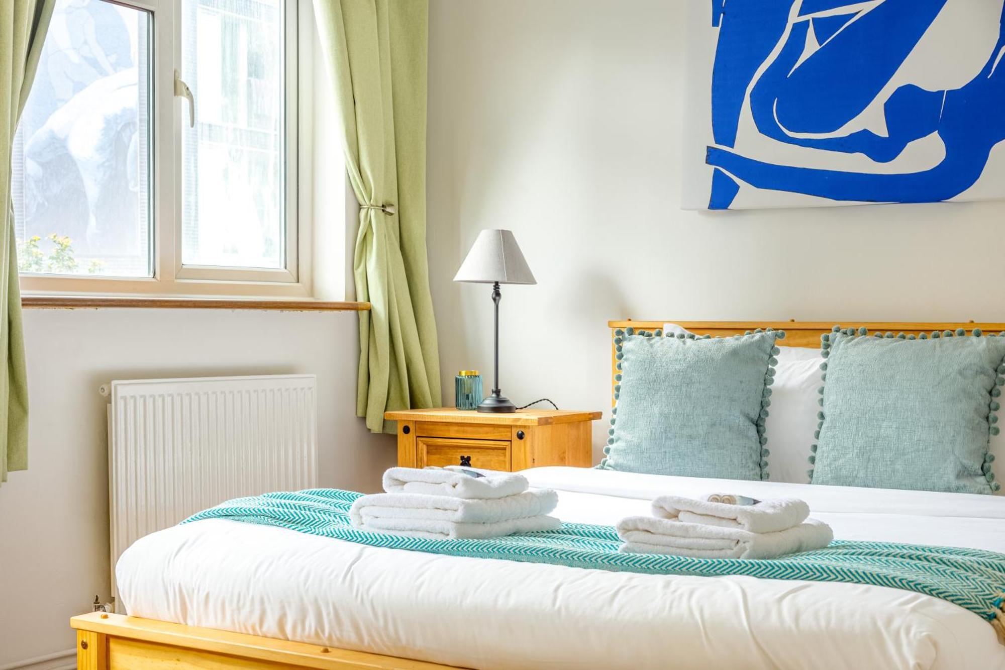 Renovated 2-storey 2br Wgarden Near Angel St *