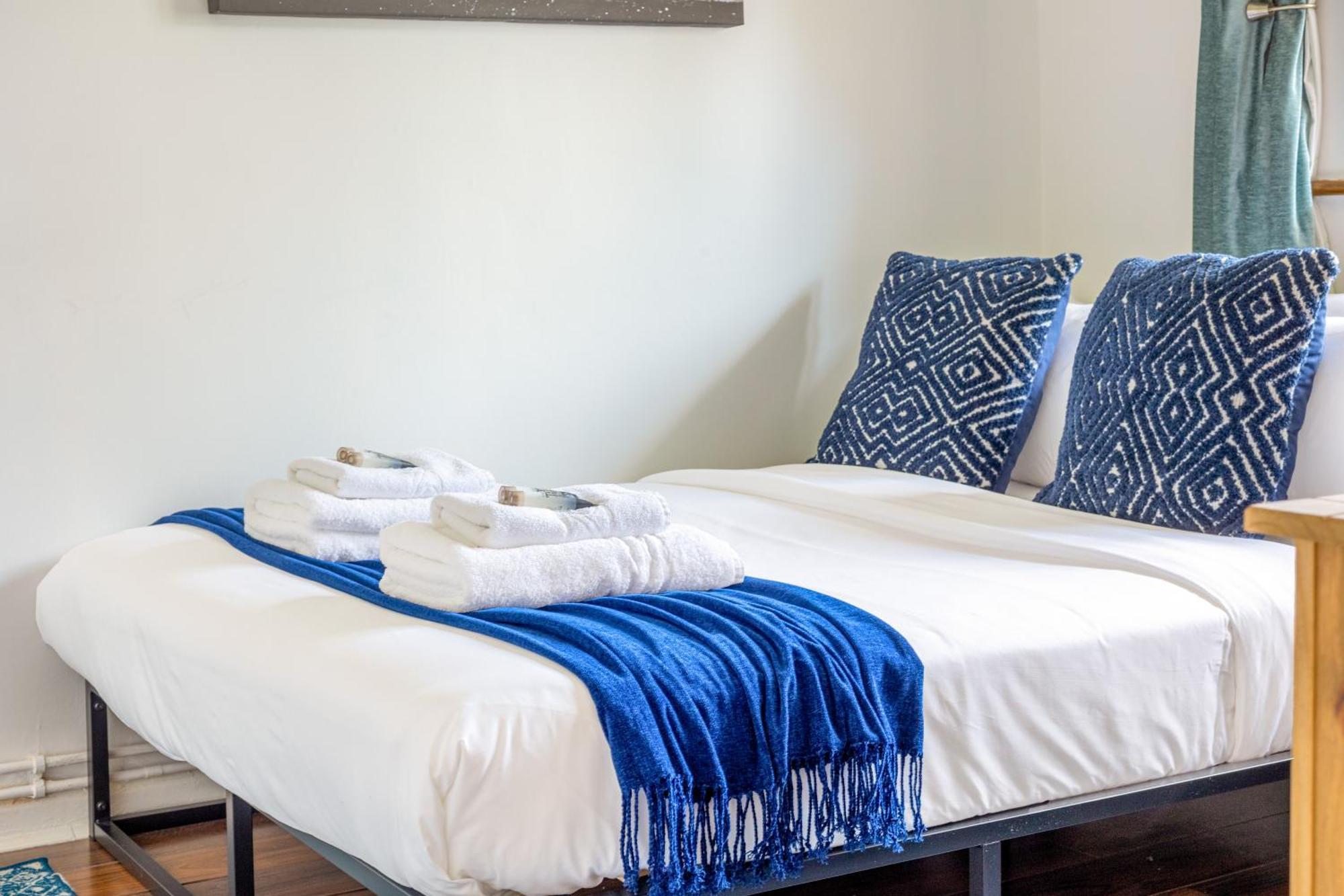 Renovated 2-storey 2br Wgarden Near Angel St Apartment *