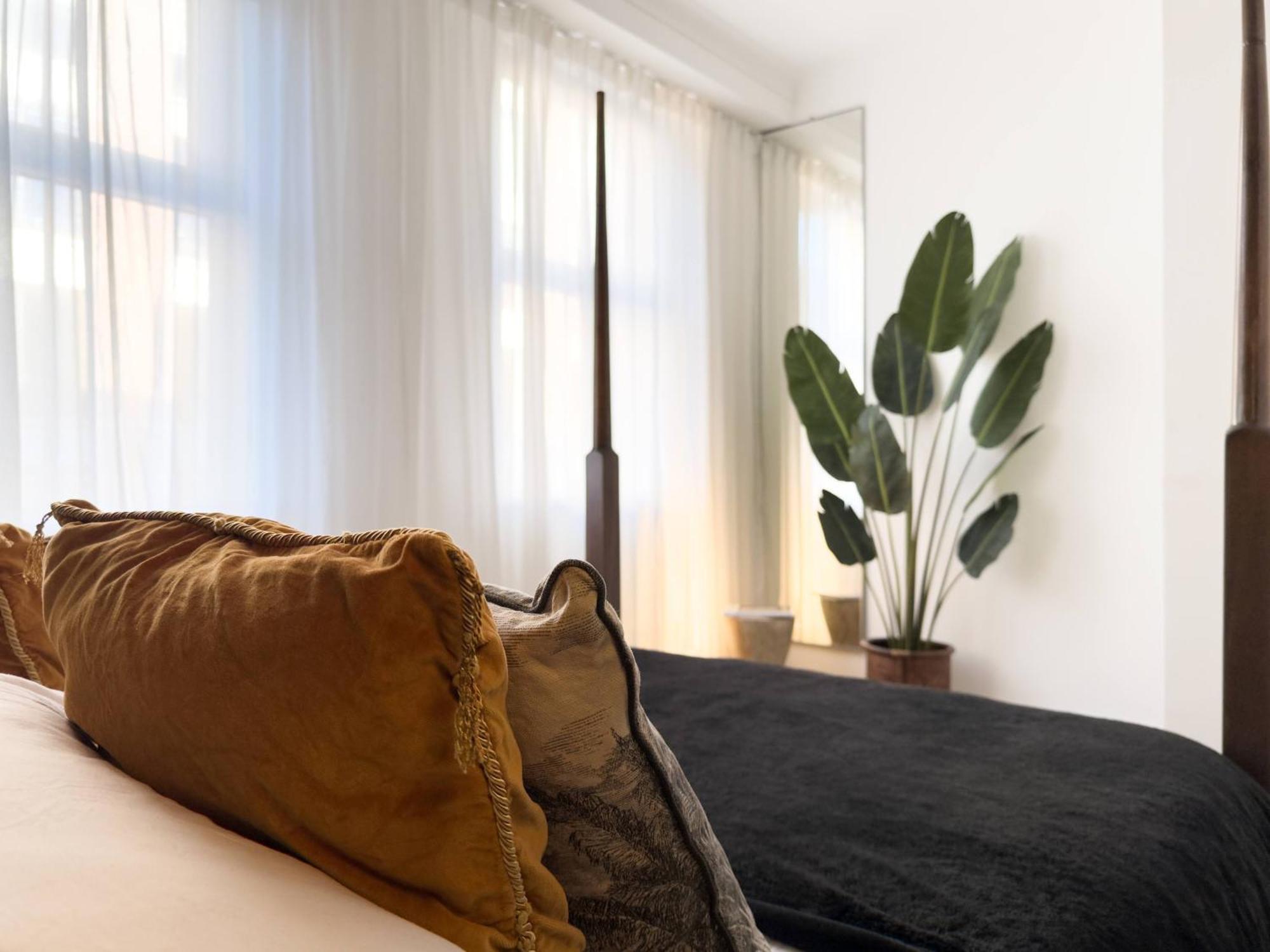 Apartment Tranquil Oasis W 100inch Cinema & Hammock, By The Design Traveller London