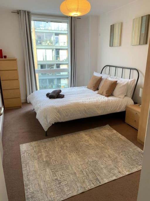 2 Bed Apt, Hoxton, Canal Views * Londen