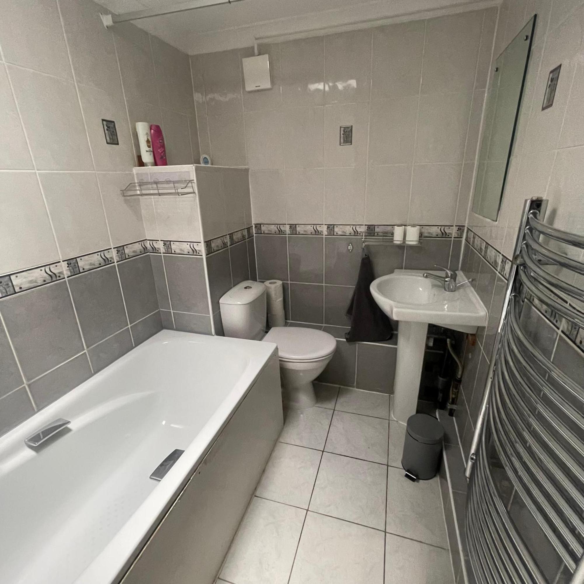 Entire 3 Bedroom - Minutes To Emirates Stadium! * Londen