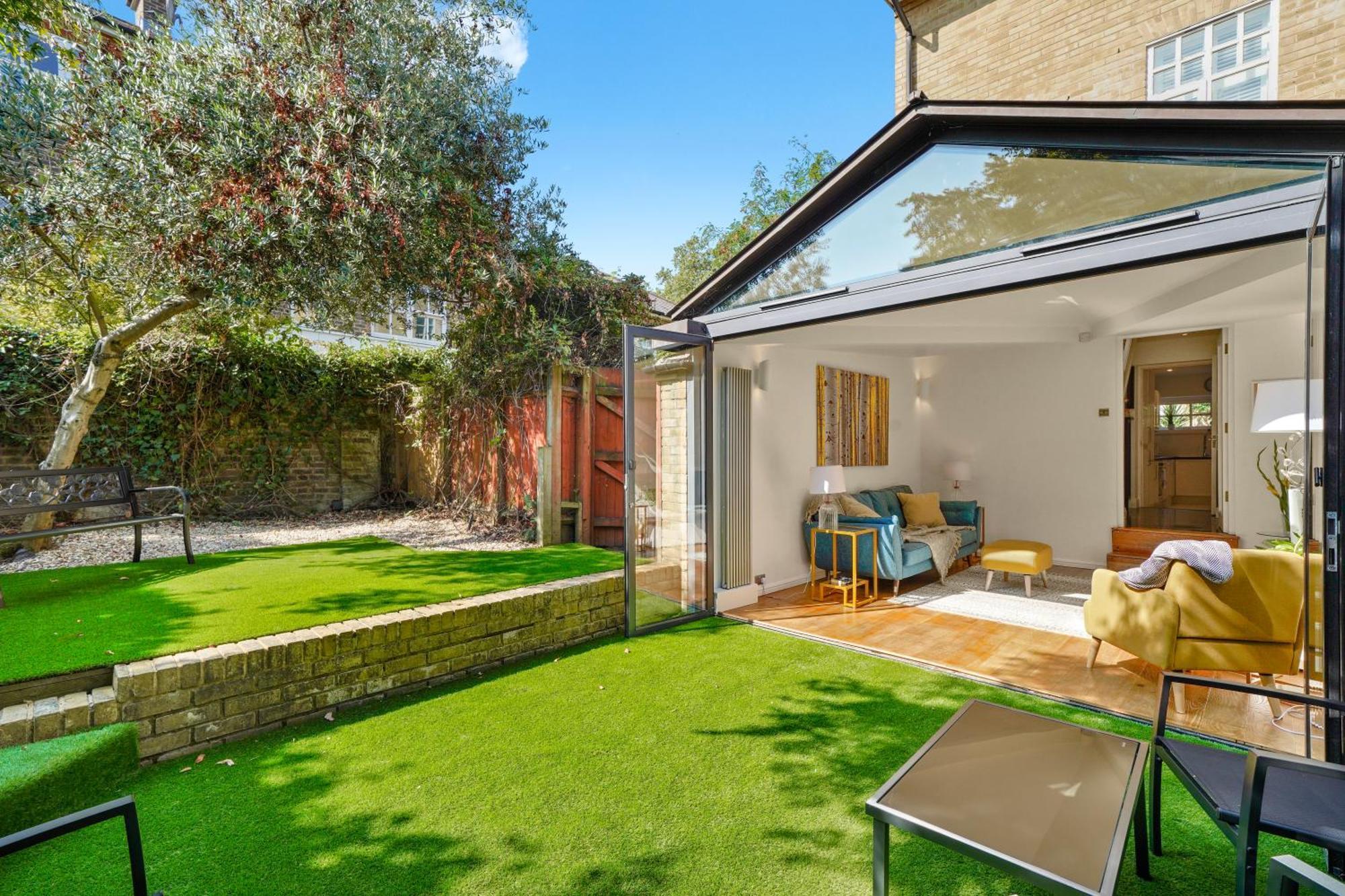3 Bedroom Mews - Clapham Common - Free Private Parking - Sleeps 5 - Newly Refurbished - Sweetpea & Pillow Сasa de vacaciones