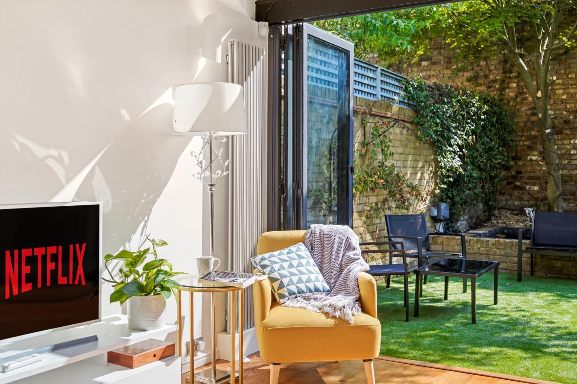 Сasa de vacaciones 3 Bedroom Mews - Clapham Common - Free Private Parking - Sleeps 5 - Newly Refurbished - Sweetpea & Pillow *
