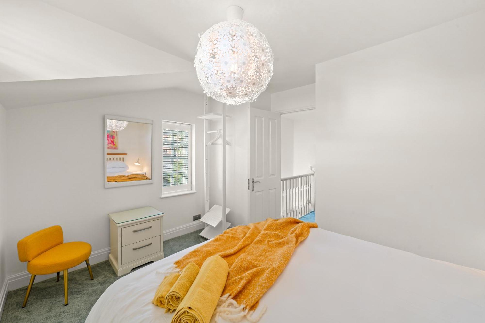 Сasa de vacaciones 3 Bedroom Mews - Clapham Common - Free Private Parking - Sleeps 5 - Newly Refurbished - Sweetpea & Pillow *