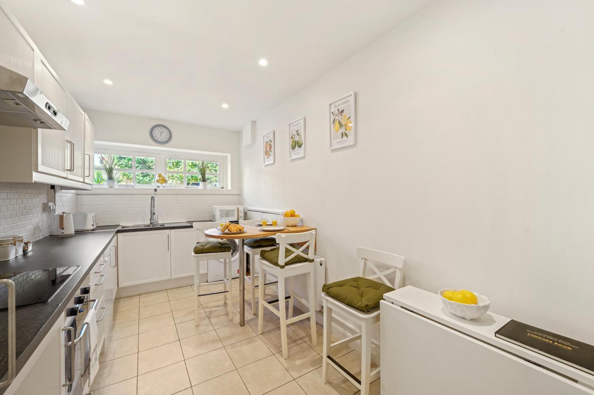 3 Bedroom Mews - Clapham Common - Free Private Parking - Sleeps 5 - Newly Refurbished - Sweetpea & Pillow Сasa de vacaciones Londres