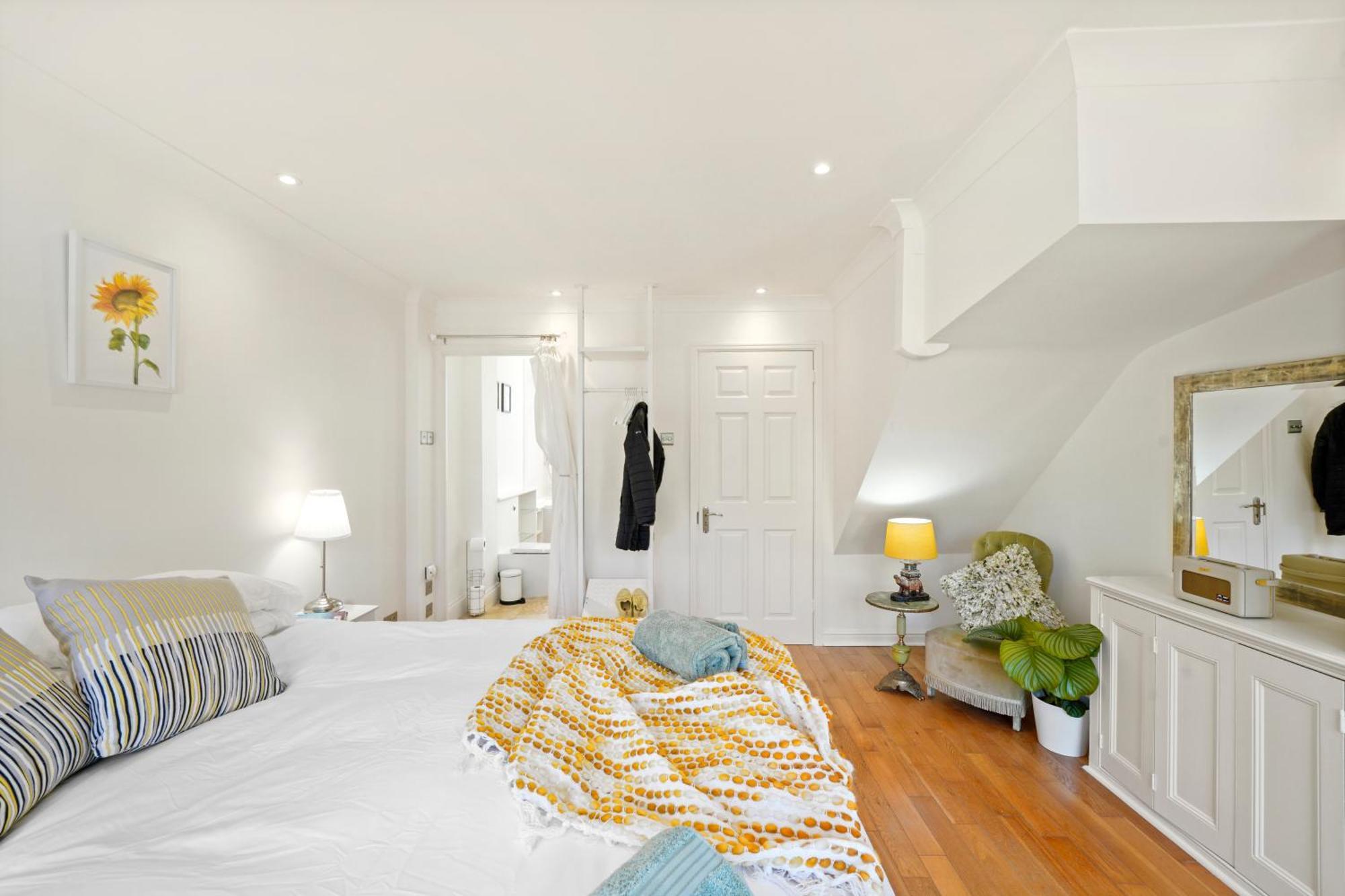 3 Bedroom Mews - Clapham Common - Free Private Parking - Sleeps 5 - Newly Refurbished - Sweetpea & Pillow Сasa de vacaciones