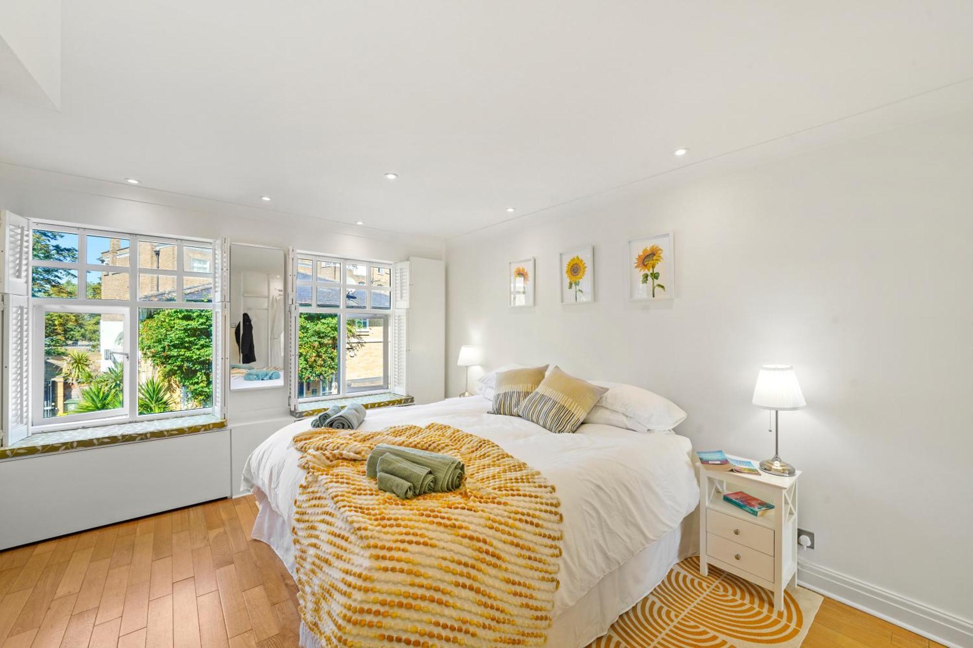 3 Bedroom Mews - Clapham Common - Free Private Parking - Sleeps 5 - Newly Refurbished - Sweetpea & Pillow Сasa de vacaciones