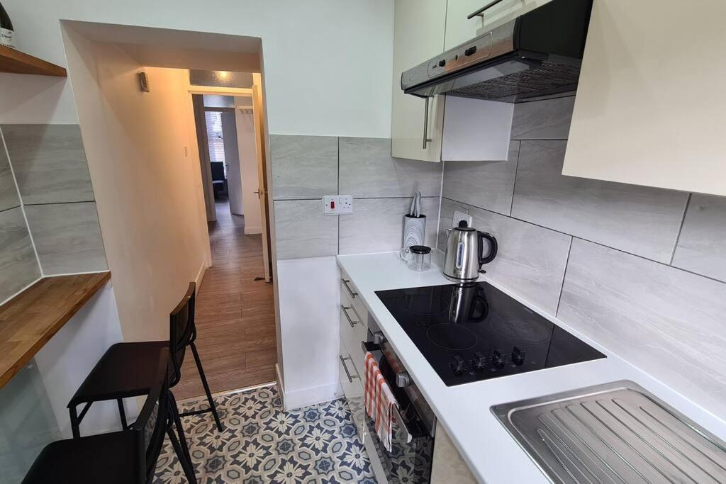 Beethoven St One Bedroom Flat - 3 Beds Up To 4 Adults Londen