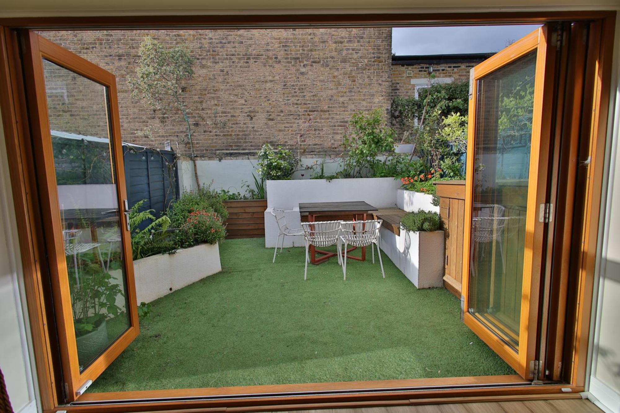 Peaceful Garden On Road Londres