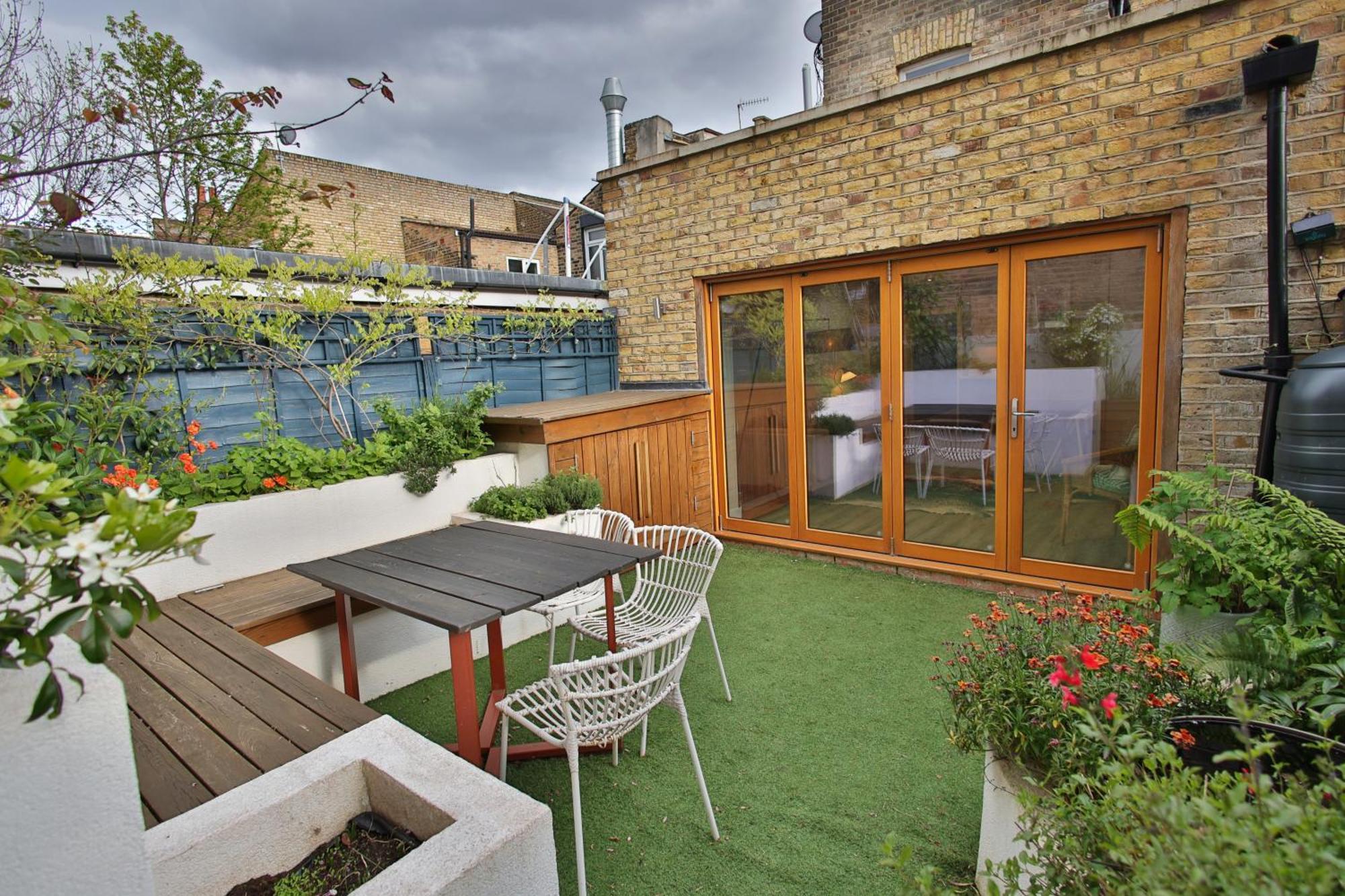 Apartment Peaceful Garden On Road