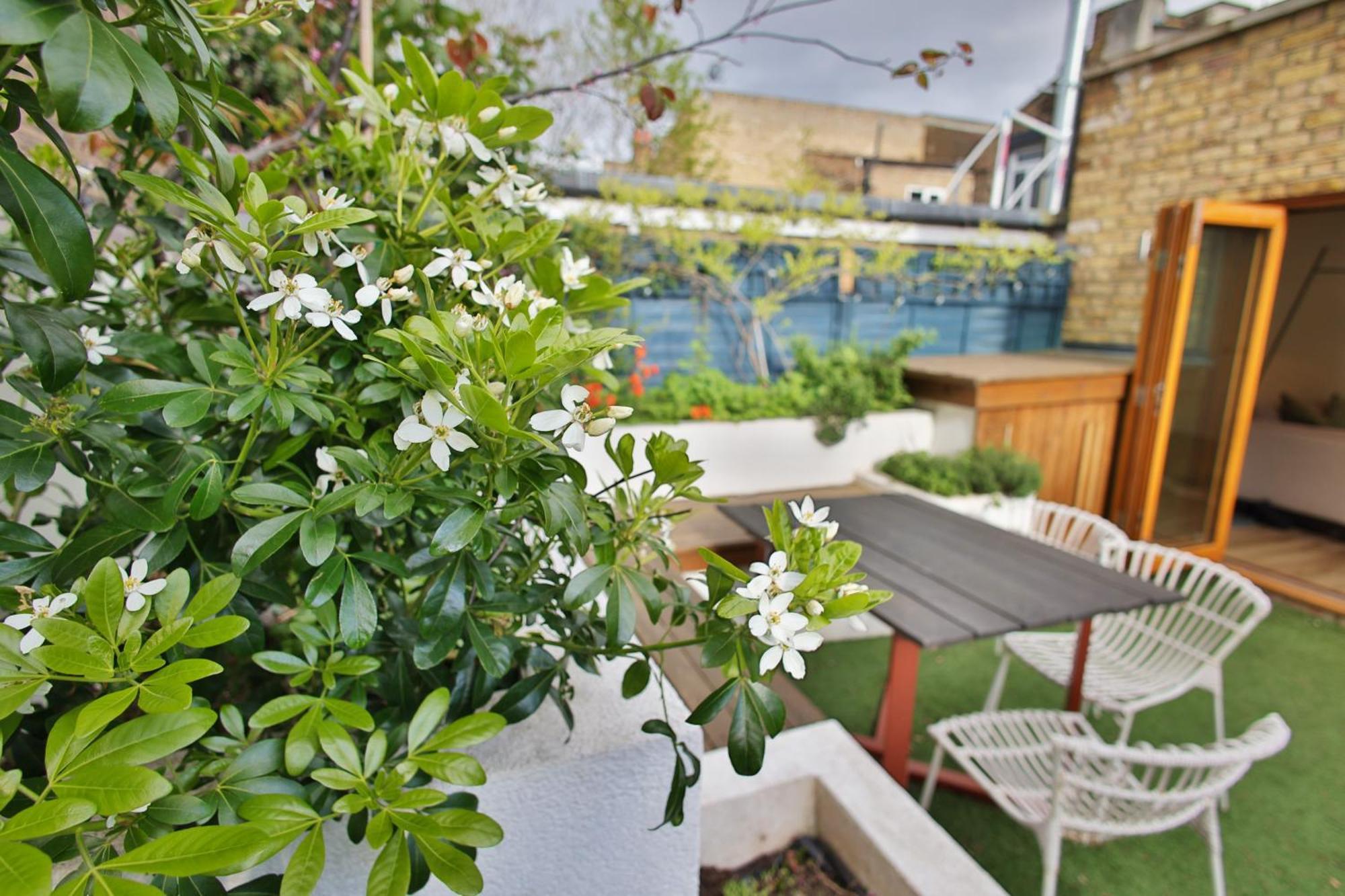 Peaceful Garden On Road Apartment London