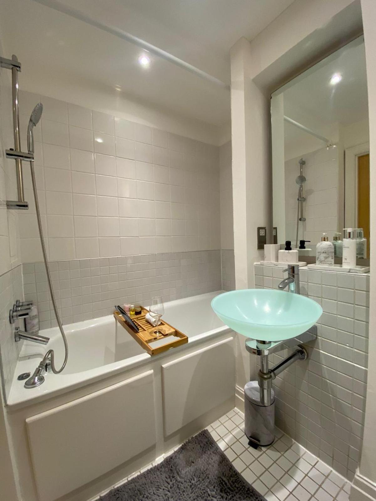 2 Bedroom In Hoxton Square, Shoreditch, London, N1