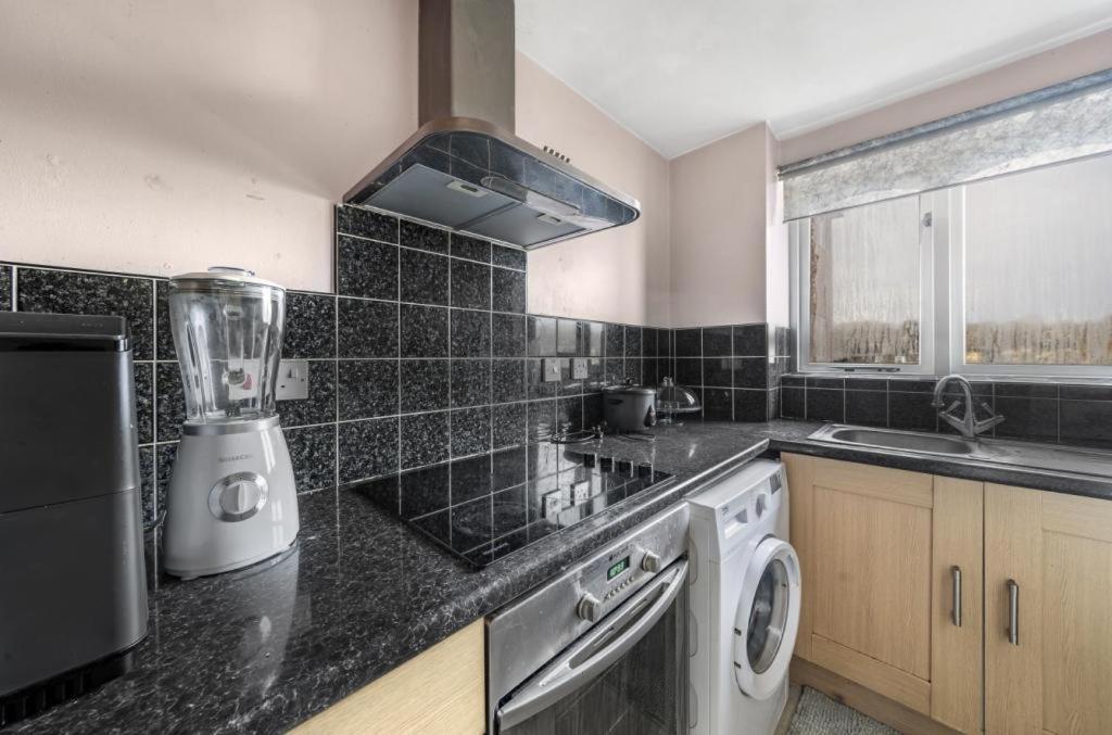 Self Contained 1 Bed Flat Next To Transport For Canary Wharf And Excel, O2 With Free Parking Apartment