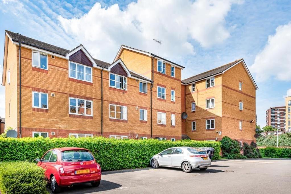 Self Contained 1 Bed Flat Next To Transport For Canary Wharf And Excel, O2 With Free Parking *