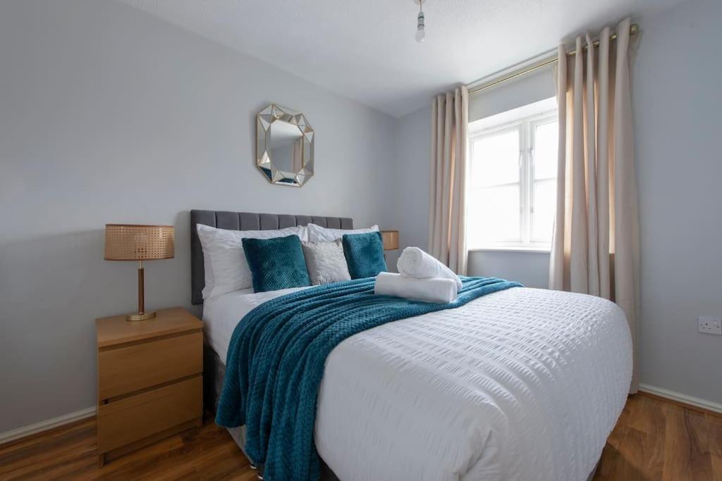 Lovely 2 Bedroom With River & View Apartamento Londres