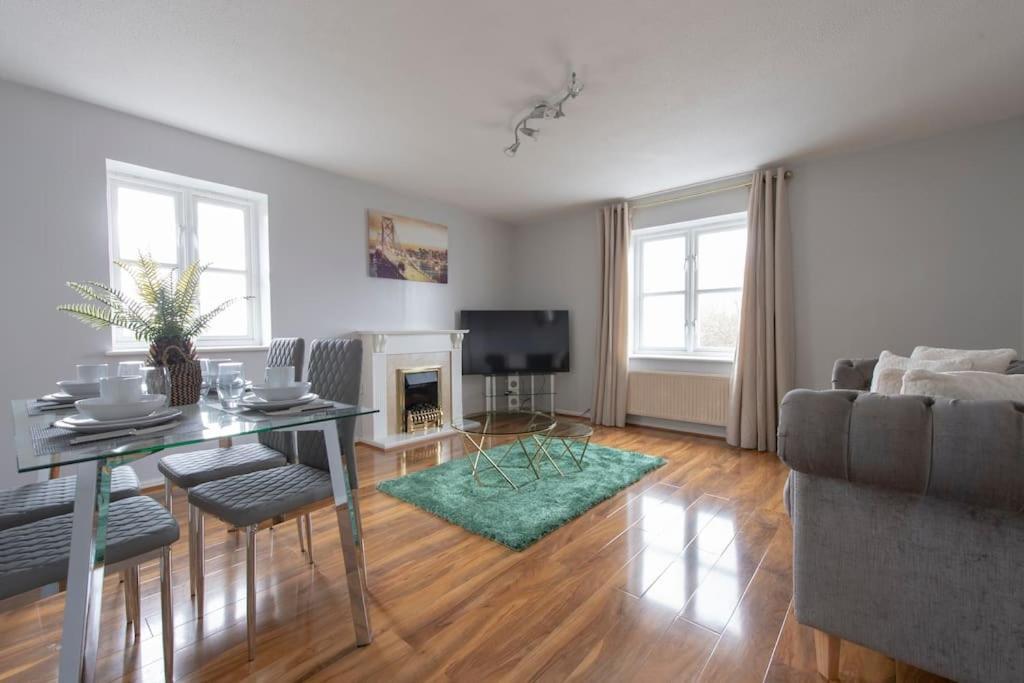 Lovely 2 Bedroom With River & View Apartamento *