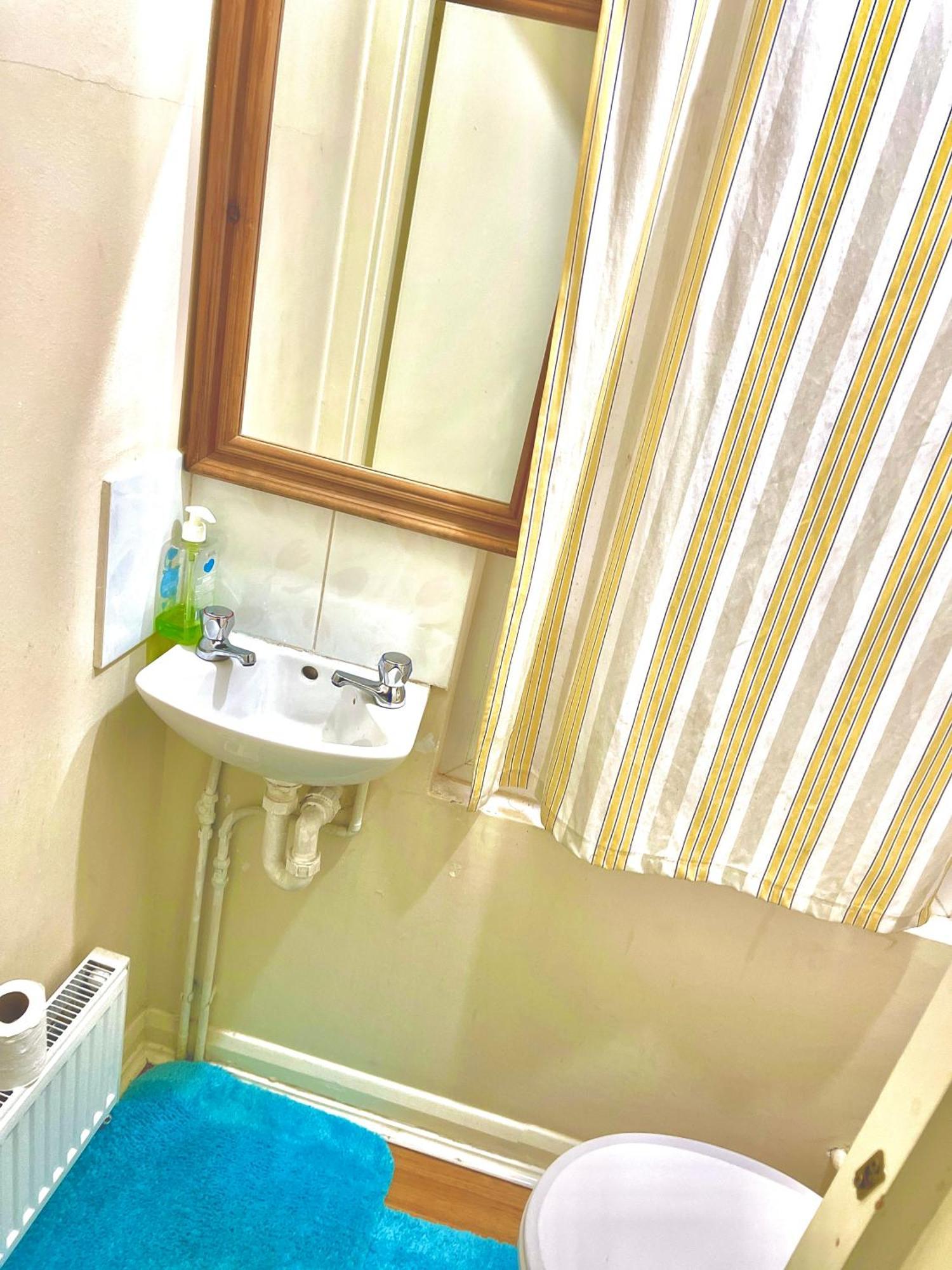 Accommodatie bij particulieren Comfy Double Bedroom With A Private Toilet Londen