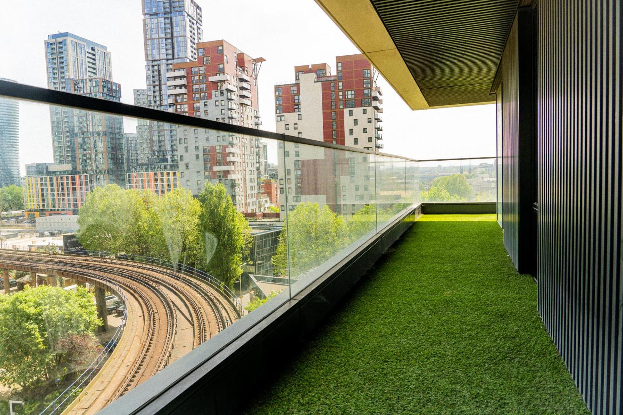 Luxury Balcony Apartment, Canary Wharf Apartment