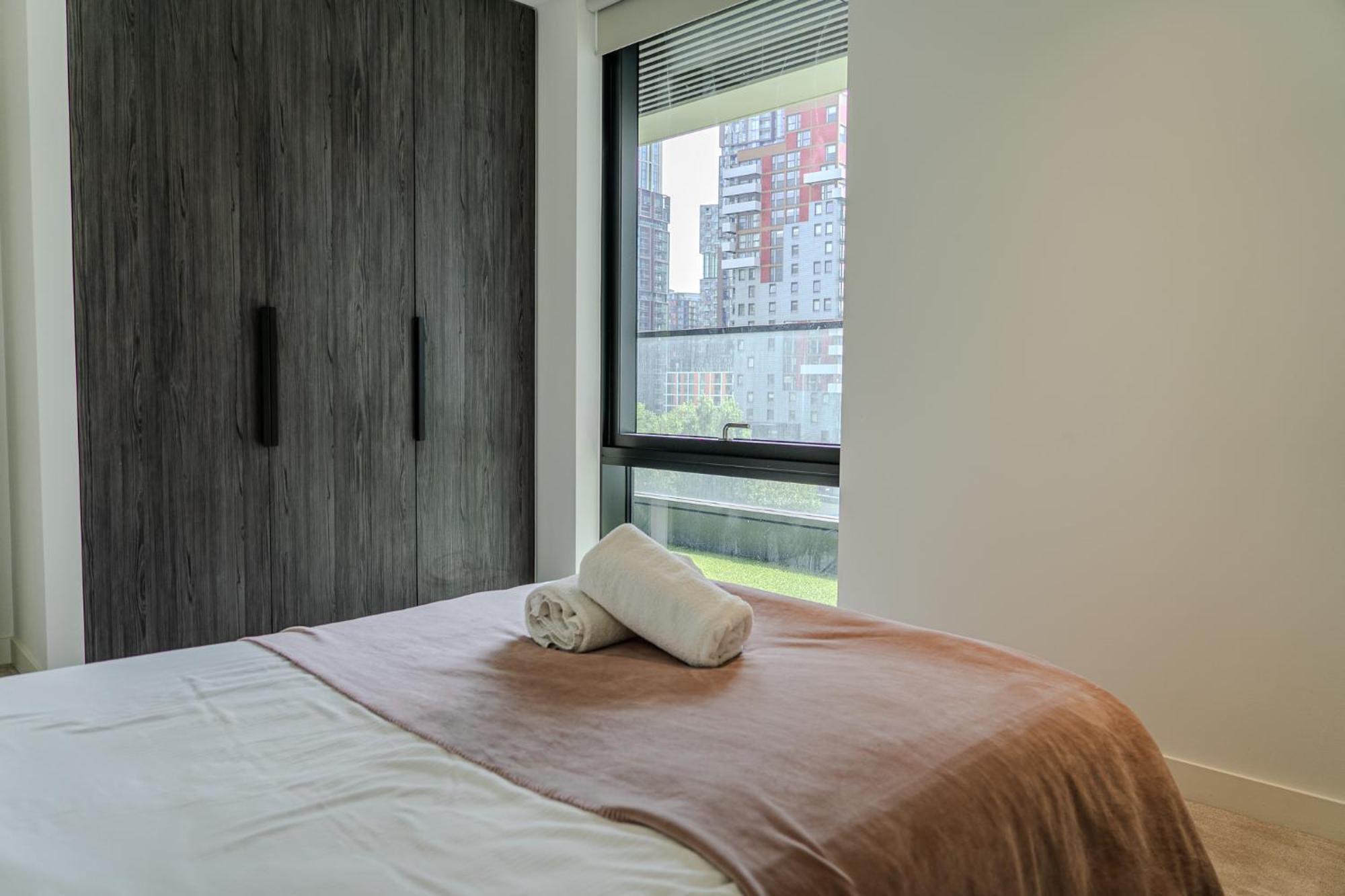 Luxury Balcony Apartment, Canary Wharf *
