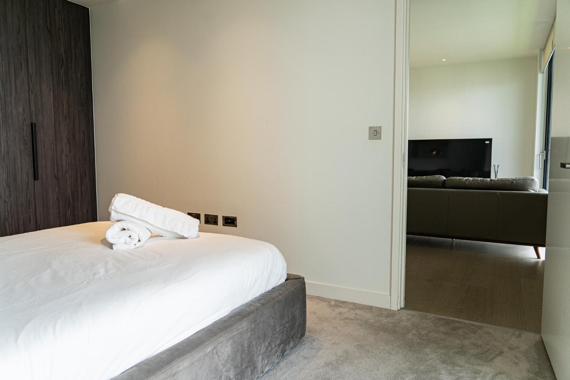 Luxury Balcony Apartment, Canary Wharf