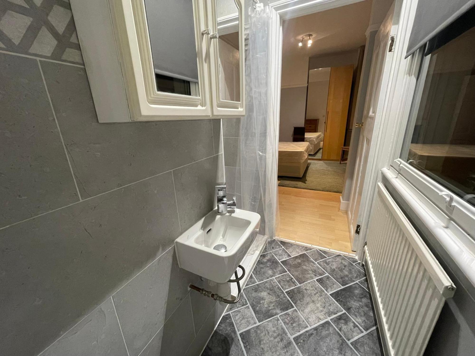 With Private Bathroom And Shared Kitchen Homestay London