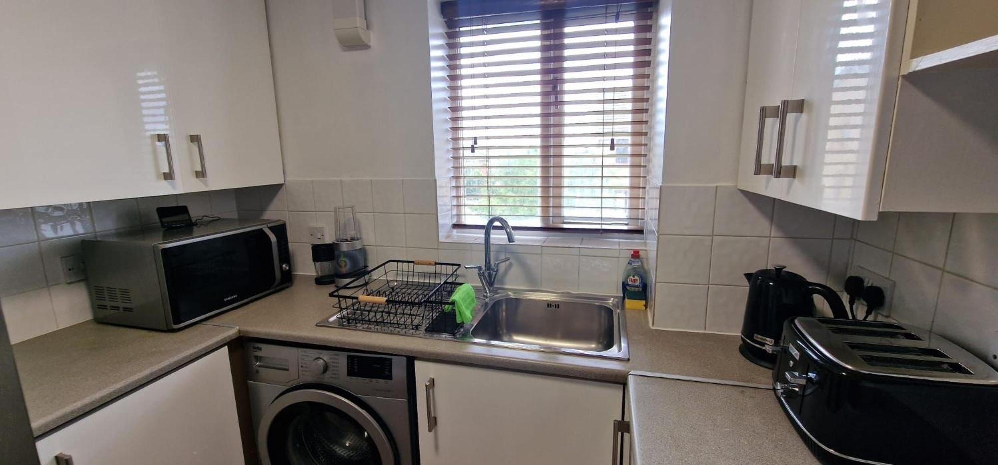 Modern 2 Bedroom Apartment *