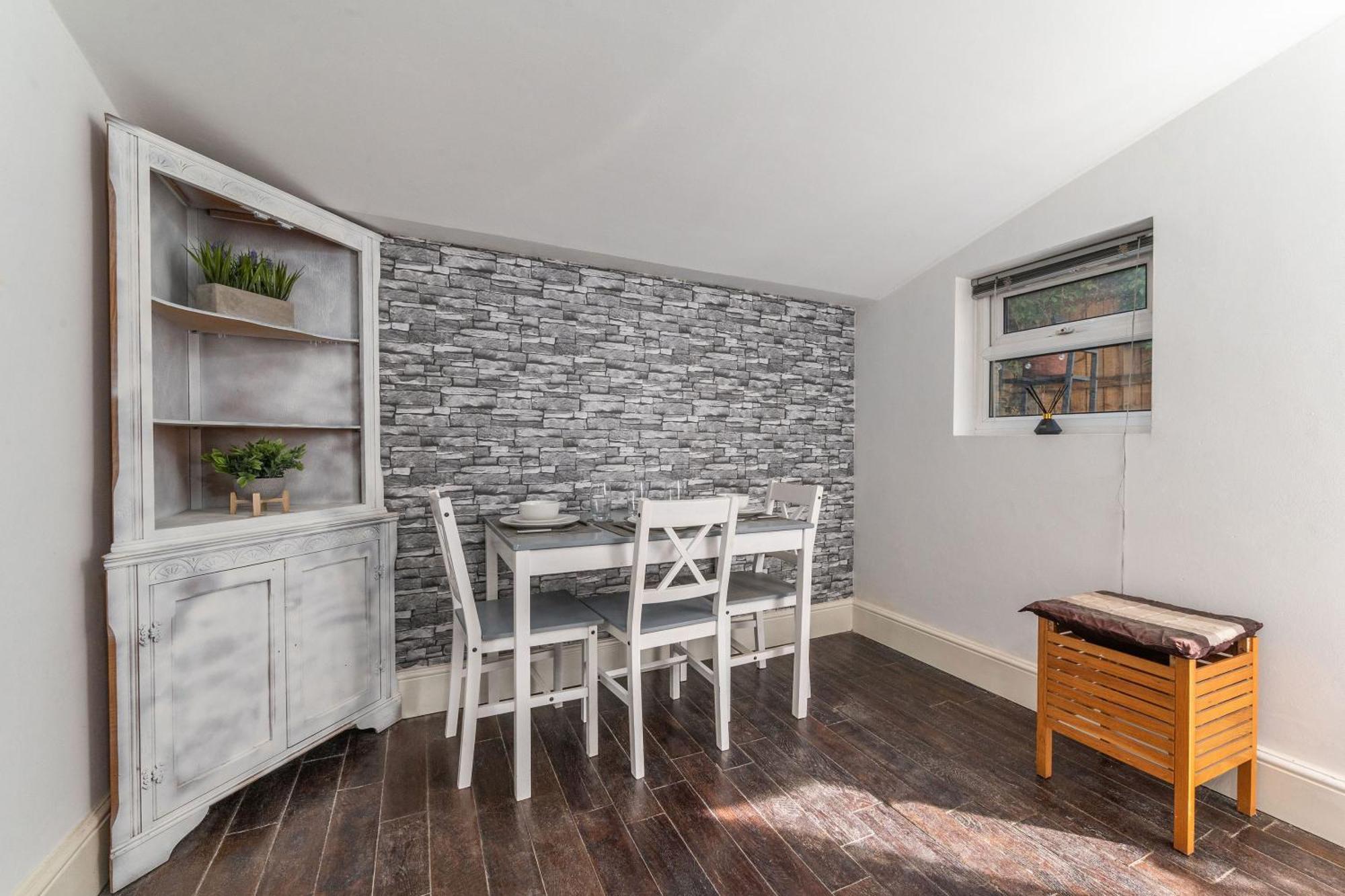Apartment Stylish By Eye With A Small Garden *