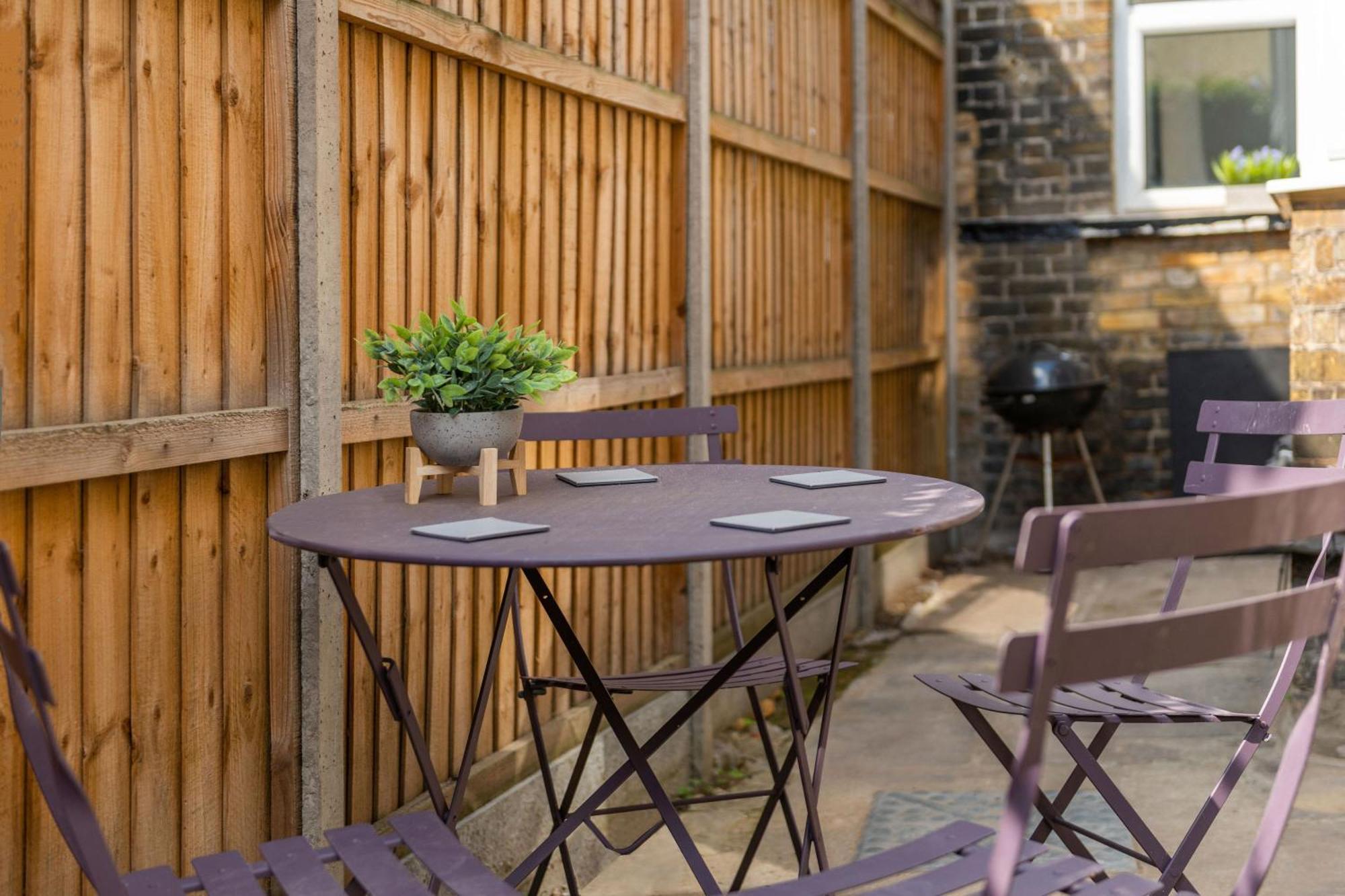 Apartment Stylish By Eye With A Small Garden *