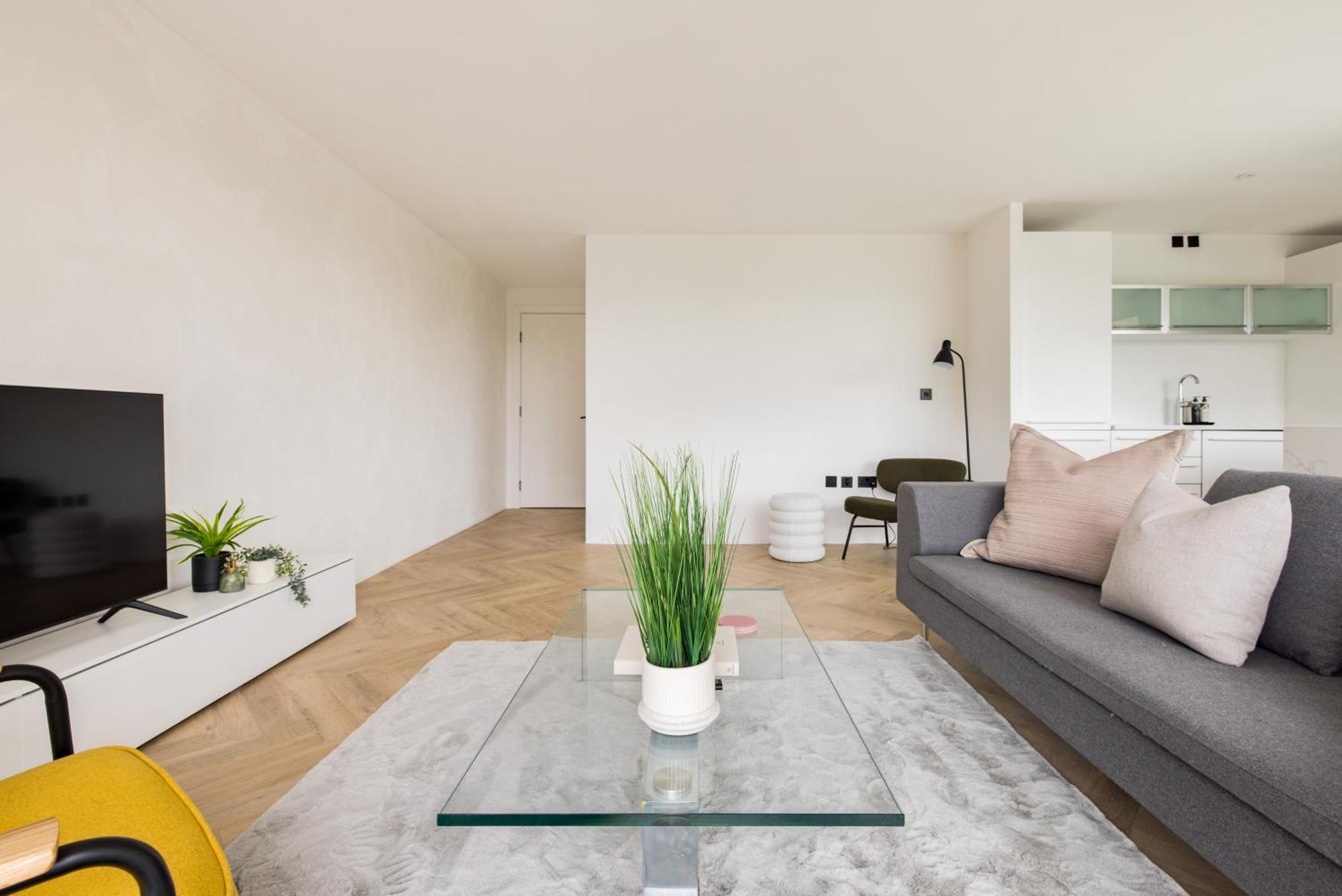 Modern, Luxury 2-bed With Private Balcony Apartment *