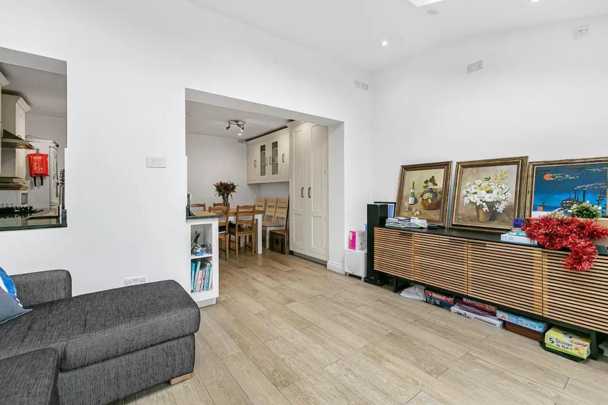 Richmond Oasis - Pass The Keys * London