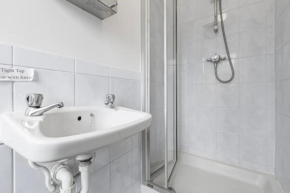 Richmond Oasis - Pass The Keys * London
