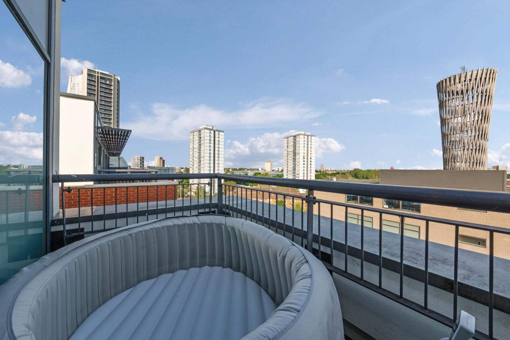 Penthouse W/ Hot Tub Near Stratford, Westfield Londen