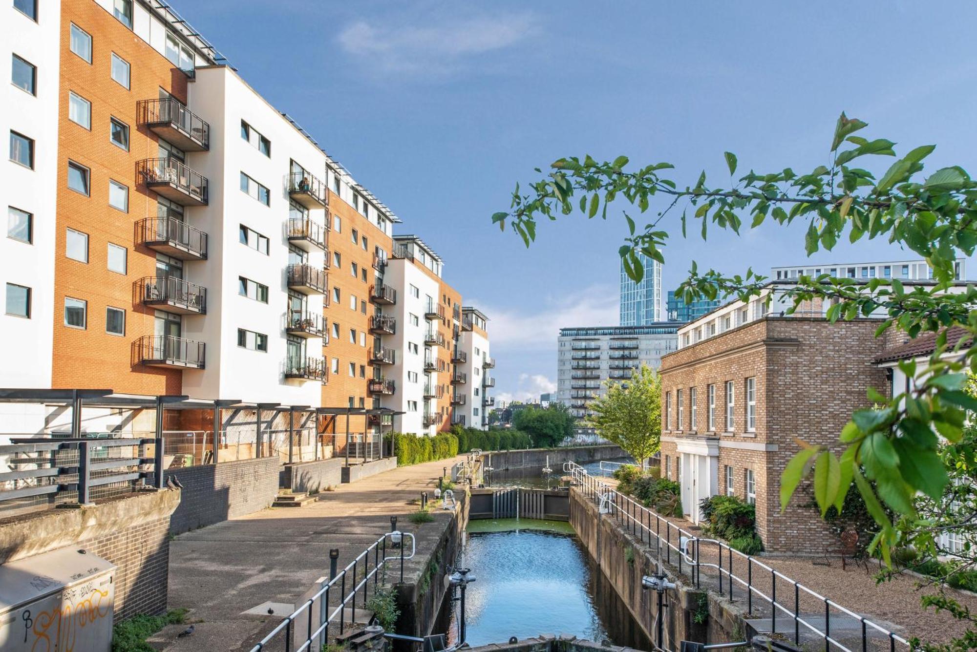 Penthouse W/ Hot Tub Near Stratford, Westfield Londen