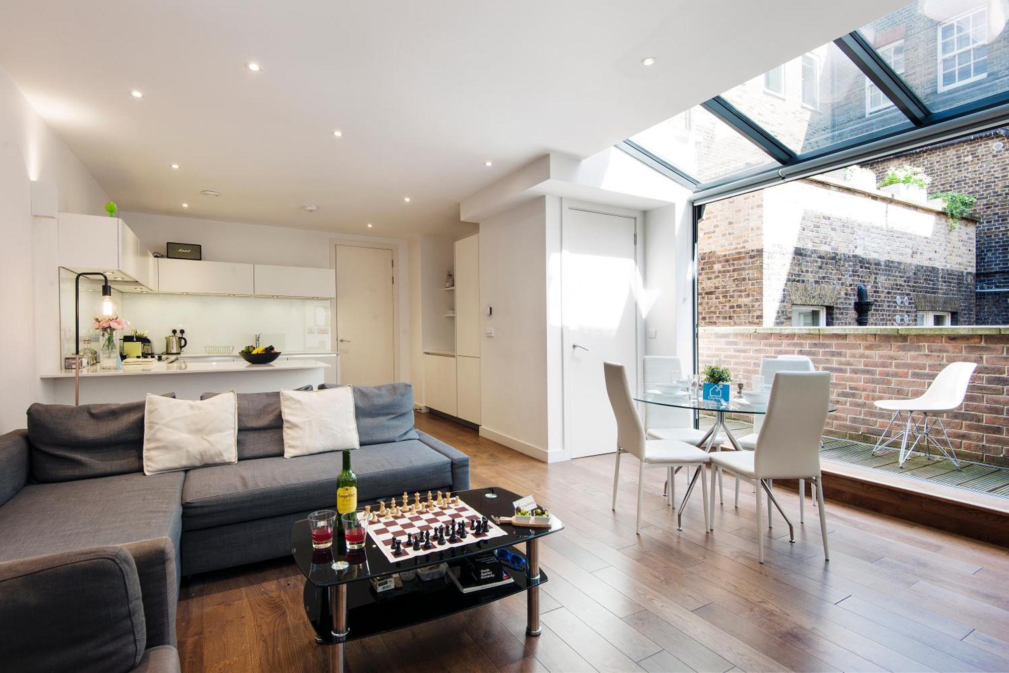 Vibrant 2br Retreat In Baker Street Apartment London