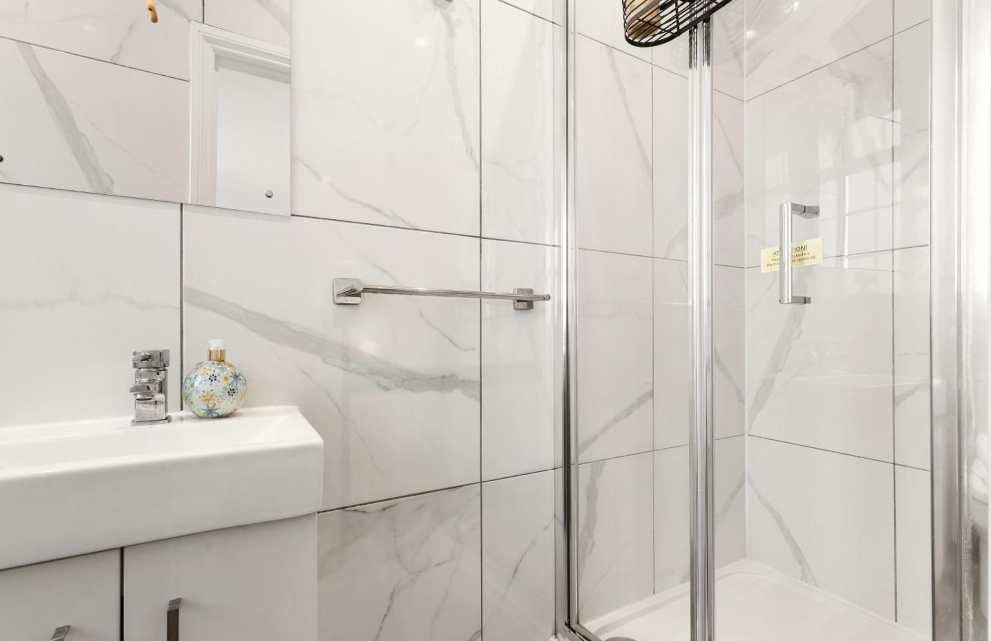 Apartment Mayfair Haven Stylish 2 Bed In 65gcm London
