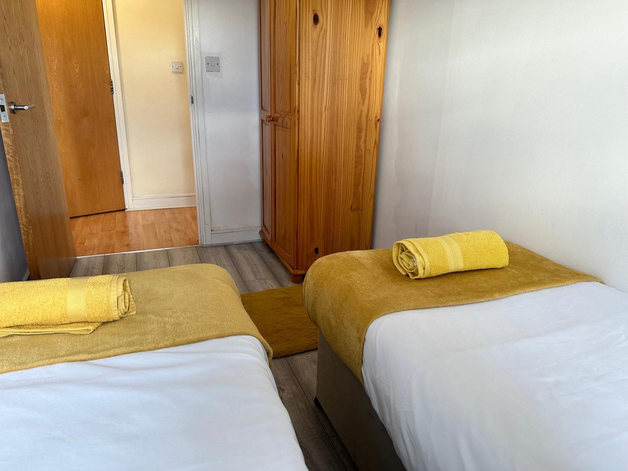 Starlet - 2 Bedroom Near Central Line Apartment