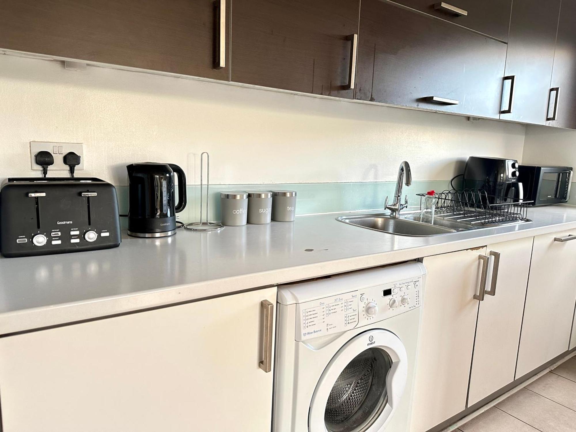 Starlet - 2 Bedroom Near Central Line Apartment *