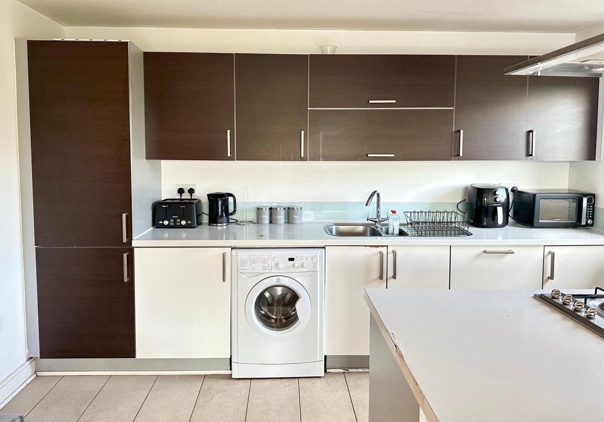 Starlet - 2 Bedroom Near Central Line London