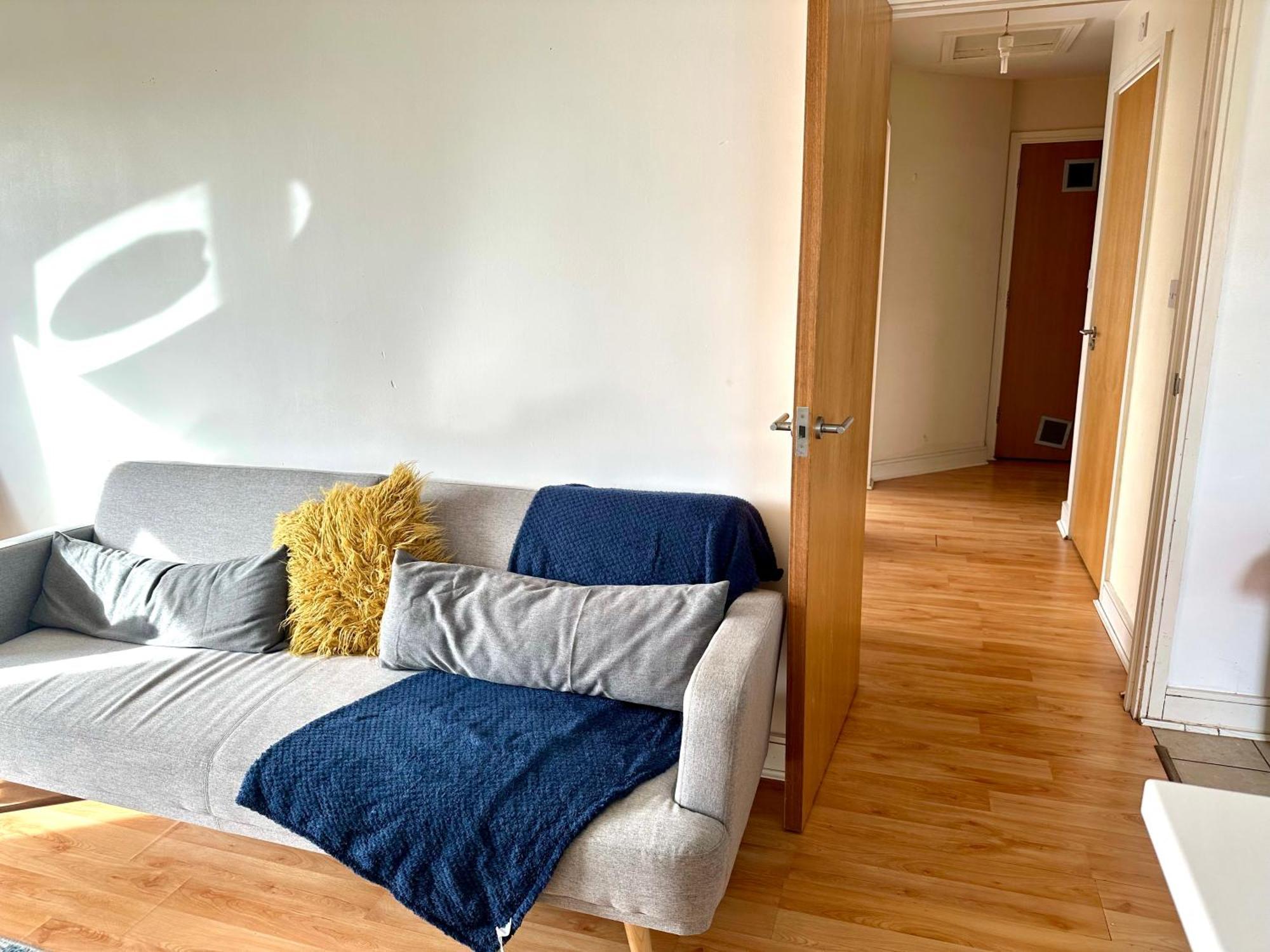 Starlet - 2 Bedroom Near Central Line * London