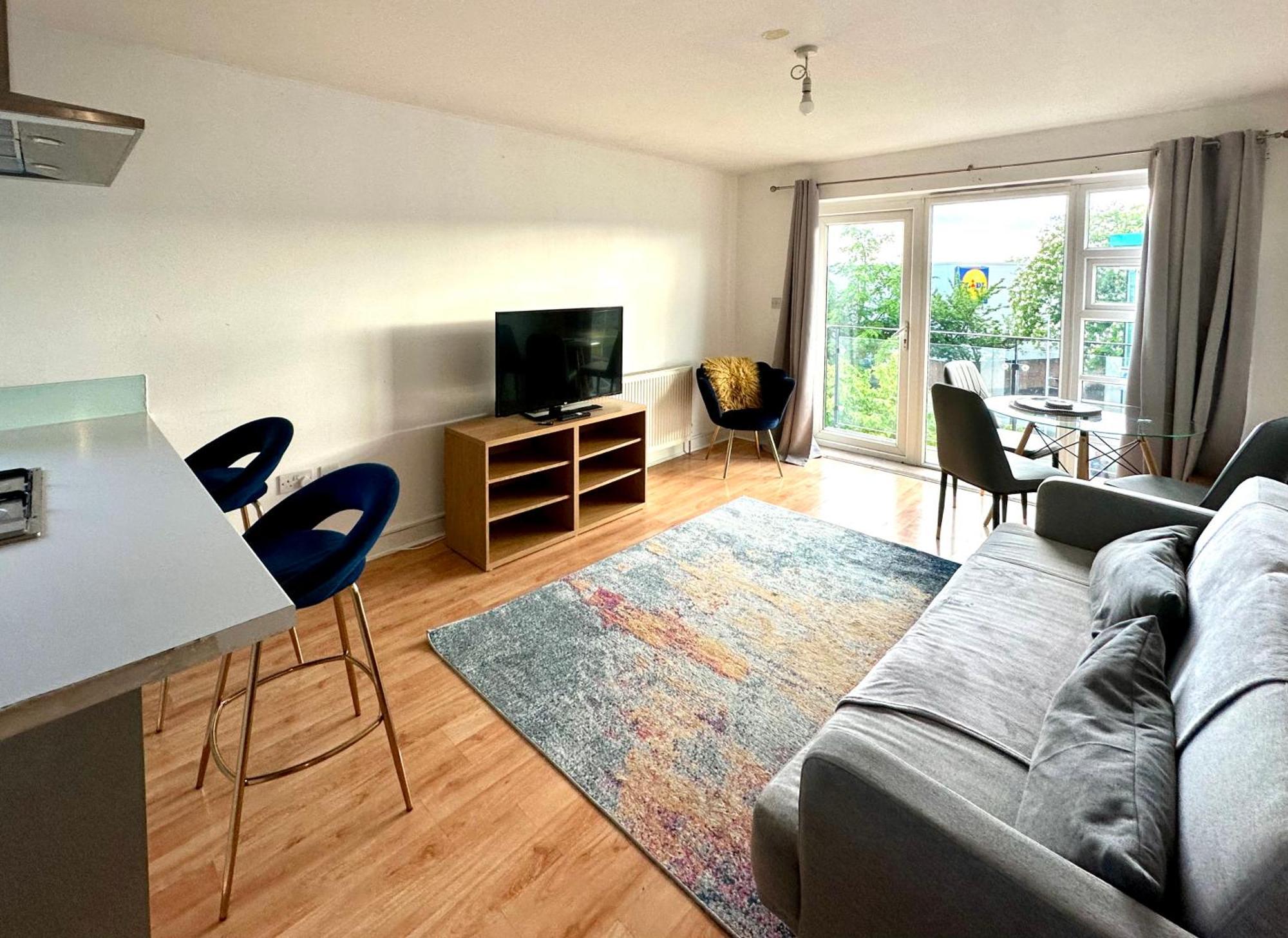 Starlet - 2 Bedroom Near Central Line London