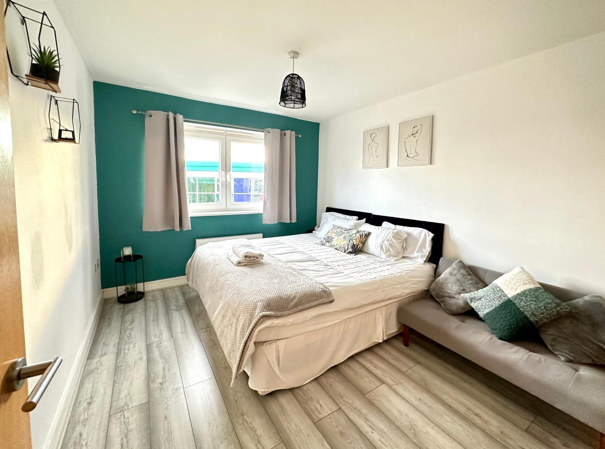 Starlet - 2 Bedroom Near Central Line * London