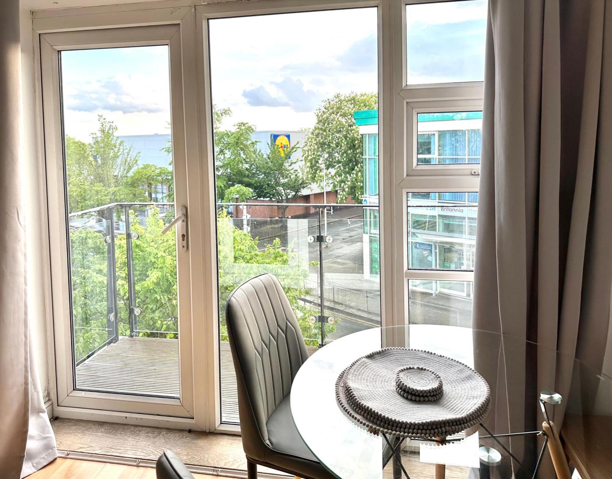 Apartment Starlet - 2 Bedroom Near Central Line London