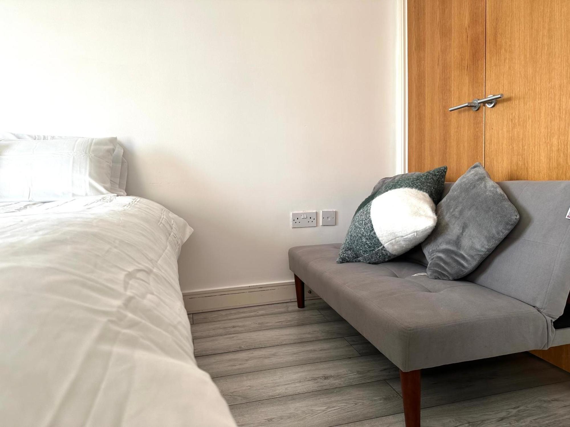 Starlet - 2 Bedroom Near Central Line * London